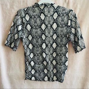 Caution to the wind pattern T-shirt